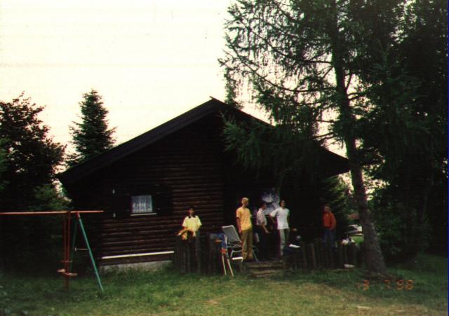 Achim, Stoffl, Effe, Sash! und Sandra vor der Blockh&uuml;tte